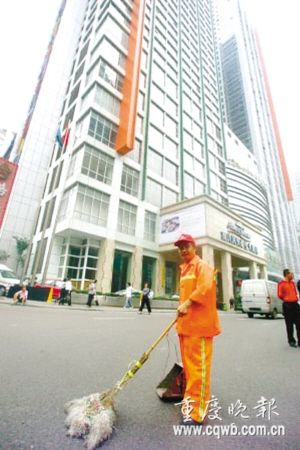 解放碑环卫工国庆开电瓶车扫地 会简单英语可