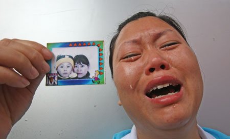 工地墙柱垮塌圧死8岁儿 母亲一周以泪洗面_新