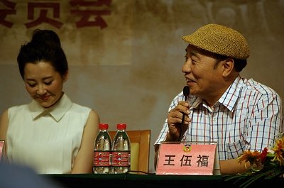 韩三平携11位演员 出席《建国大业》重庆首映
