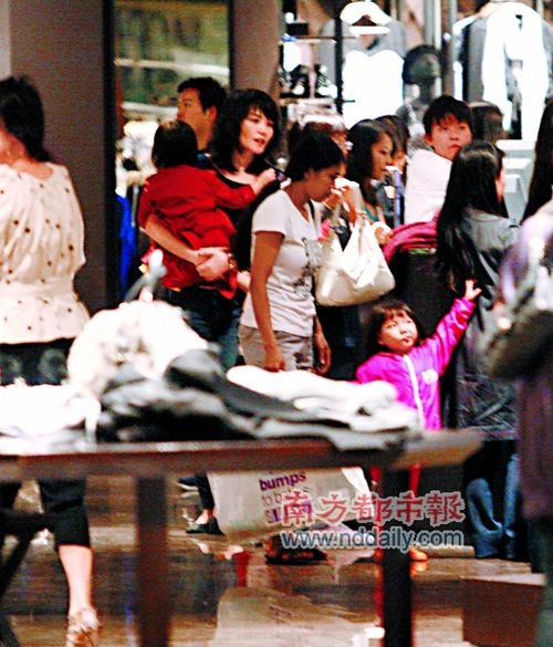 <em>王菲</em>香港忙扫货 <em>小女儿</em>被曝光(图)_文体娱乐_大