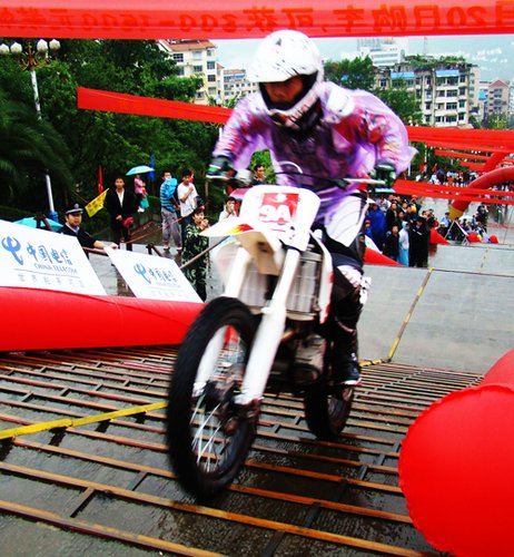 第一届摩托车城市登梯竞技赛 冠军出炉_新闻走