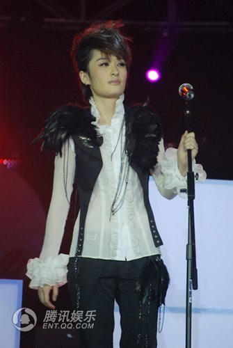 快女上海开唱 曾轶可哭喊《狮子座》没抄袭_娱