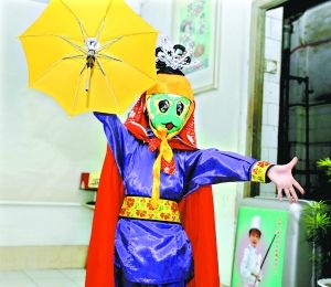 6岁女孩结合魔术表演变脸(组图)_社会万象