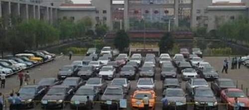 奔驰宝马靠边 重庆黑老大座驾曝光_重庆新闻