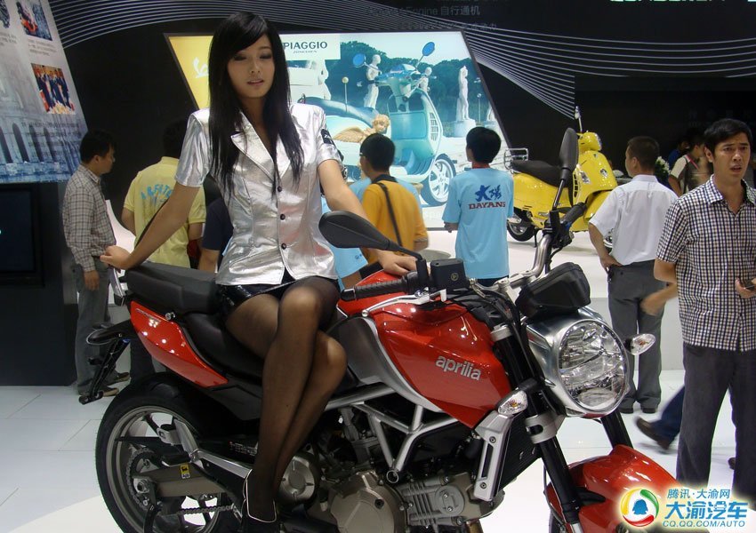 重庆摩博会最美车模+双眸似水柔情