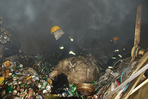 巴南废品站发大火 可燃物太多女老板自救不了