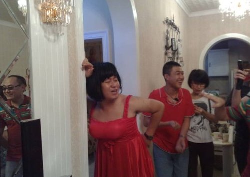 新郎遭恶搞<em>戴胸罩</em>穿裙子