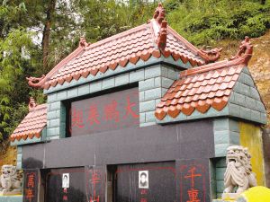 统景建起一座豪华墓 面积大的像个篮球场(图)_