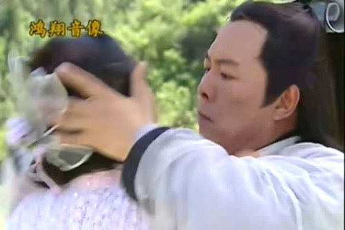 组图:女星惨遭张铁林热吻40秒 此段吻戏雷人_