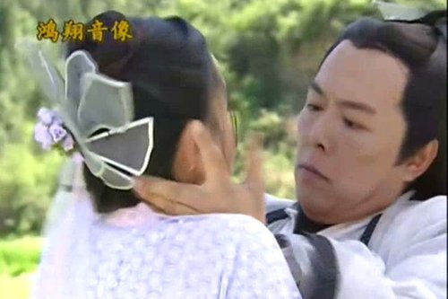 组图:女星惨遭张铁林热吻40秒 此段吻戏雷人_