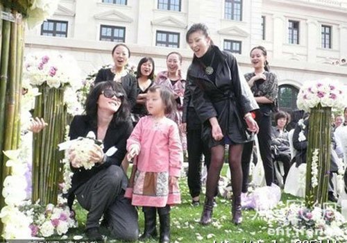 王学兵孙宁大婚 <em>王菲女儿</em>李嫣接花球首度曝光