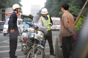 无证驾驶摩托车上路 11名司机昨被拘留(图)_社