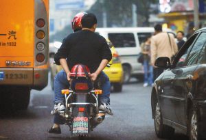 无证驾驶摩托车上路 11名司机昨被拘留(图)_社