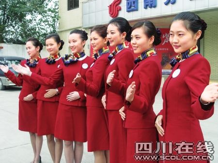 护送奥运圣火的空姐成西博会志愿者