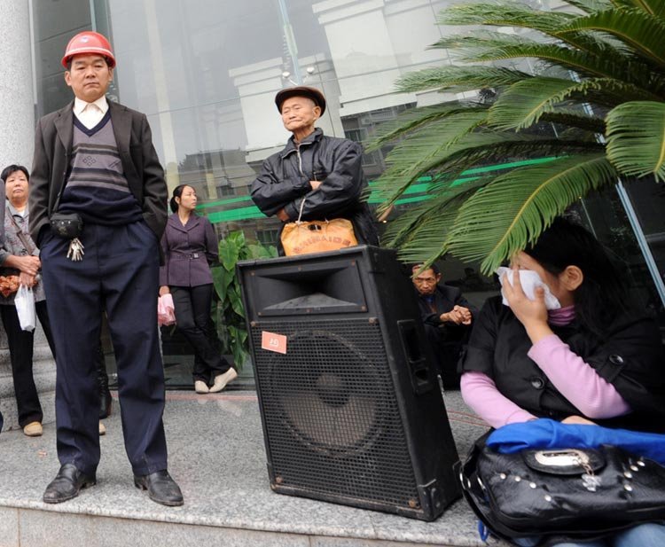 高清图:重庆双胞胎黑老大微笑走出法庭_社会