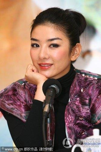 组图:黄奕秀三克拉钻戒 透露与老公是手帕交_