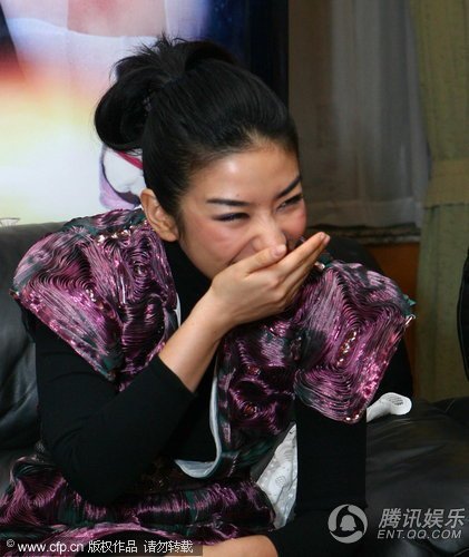 组图:黄奕秀三克拉钻戒 透露与老公是手帕交