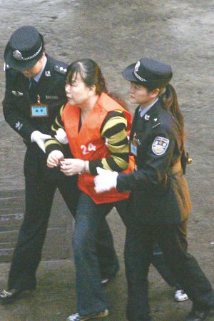 伙砸车堵路 非法经营达1.2亿 被控9宗罪_重庆新