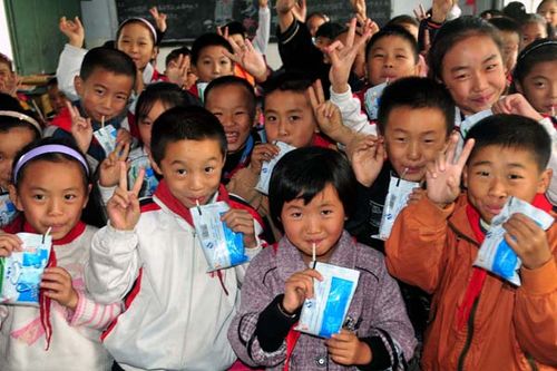 6万余名农村小学生喝上免费牛奶_三峡头条