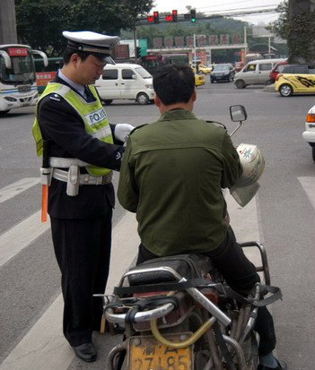 摩托车违法宣传 交警现场纠正不良驾驶习惯_滚