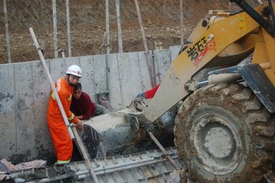 挖机发怒压2人 秀山消防紧急救援_滚动新闻