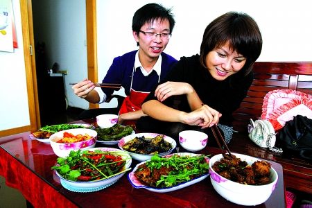 美女快报名 “煮男”下厨陪你过单身节(图)