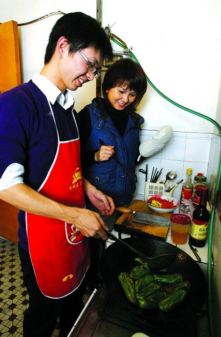 美女快报名 “煮男”下厨陪你过单身节(图)