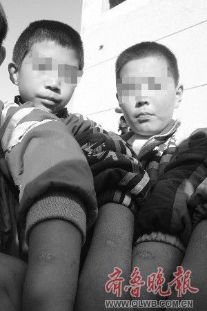 3名女生v女生班霸逼同学往女生杯里倒尿不小学欺负怎样被图片