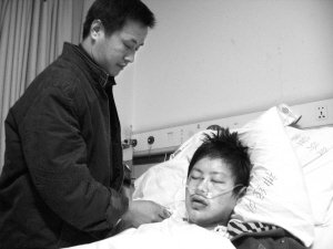 公交车有人喊“针刺”发烧学生遭暴打