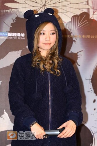 张靓颖熊猫眼亮相 称不介意王岳伦恶搞海豚音