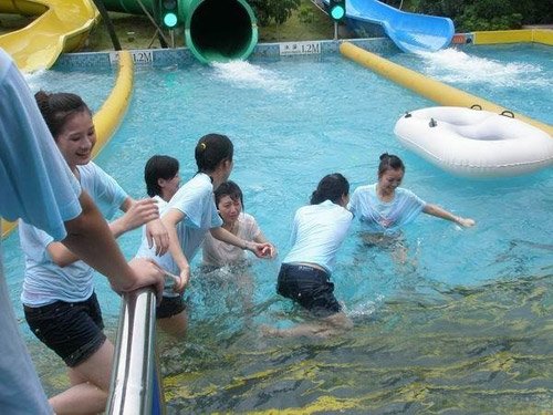 空姐训练营 美女集体湿身_图游天下