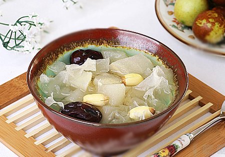 莲子红枣雪梨银耳汤