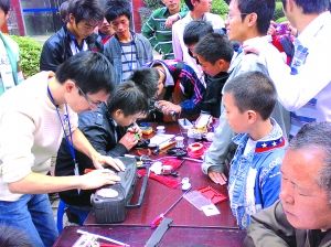 大学生志愿者走进社区服务 _万州社会