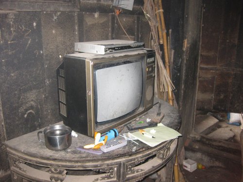 校长落泪:我小时候家也很穷 可没见过她们家那