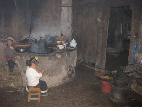 校长落泪:我小时候家也很穷 可没见过她们家那