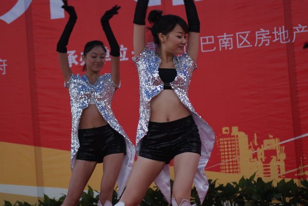 美女热舞_图说房交会_大渝网