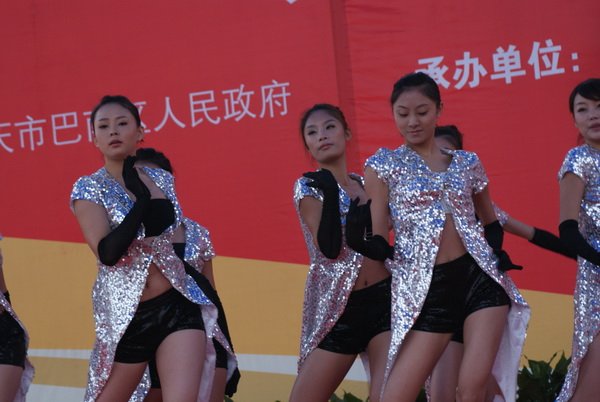 美女热舞_图说房交会_大渝网