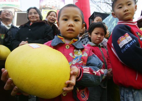 梁平吃柚子pk 3人5分钟吃完2.425公斤_热门新