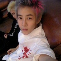 组图:19岁女版陈冠希 搂山寨版阿娇走红网络_