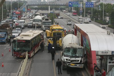 水泥罐车闯入专用车道 失控撞上BRT公交车_滚