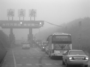 雾天打远光灯险撞护栏 高速路请慢速开近光灯_重庆新闻_大渝网_腾讯网