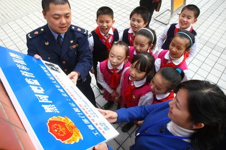 校园内挂黑网吧监督牌 拨12315可举报_新闻