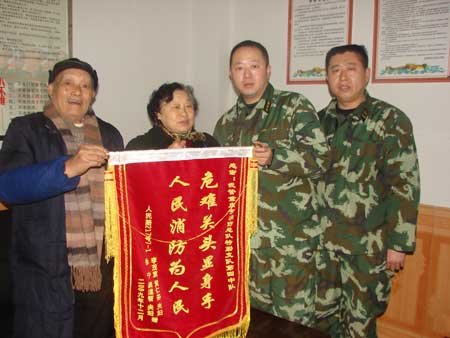 破门工具显神威 水管爆裂消防破门救