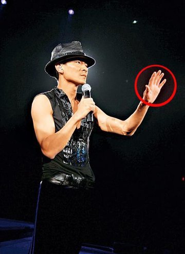 张学友演唱会经常做的这个手势,99%的中国人