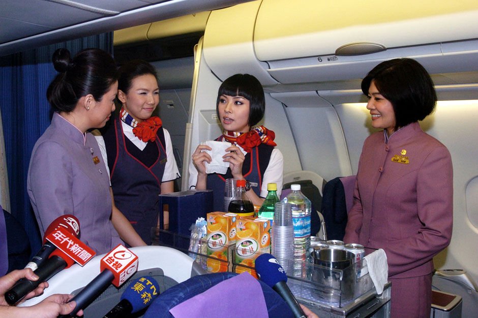 两岸航空公司首次互换<em>空姐</em>_<em>空姐</em>_<em>腾讯</em>·大渝