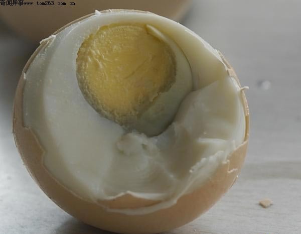 组图:网友遇高仿真人造鸡蛋 发帖教你区分_新