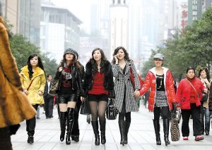 2000美女出没朝天门试新衣 月薪四五千_轻松