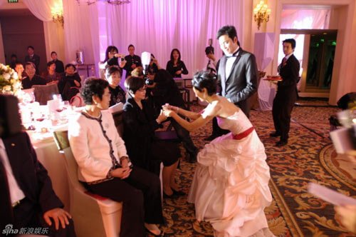 实拍:罗嘉良苏岩婚礼三吻定情