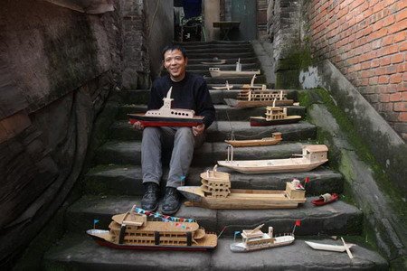 李先生展示自己手工制作的小船.记者