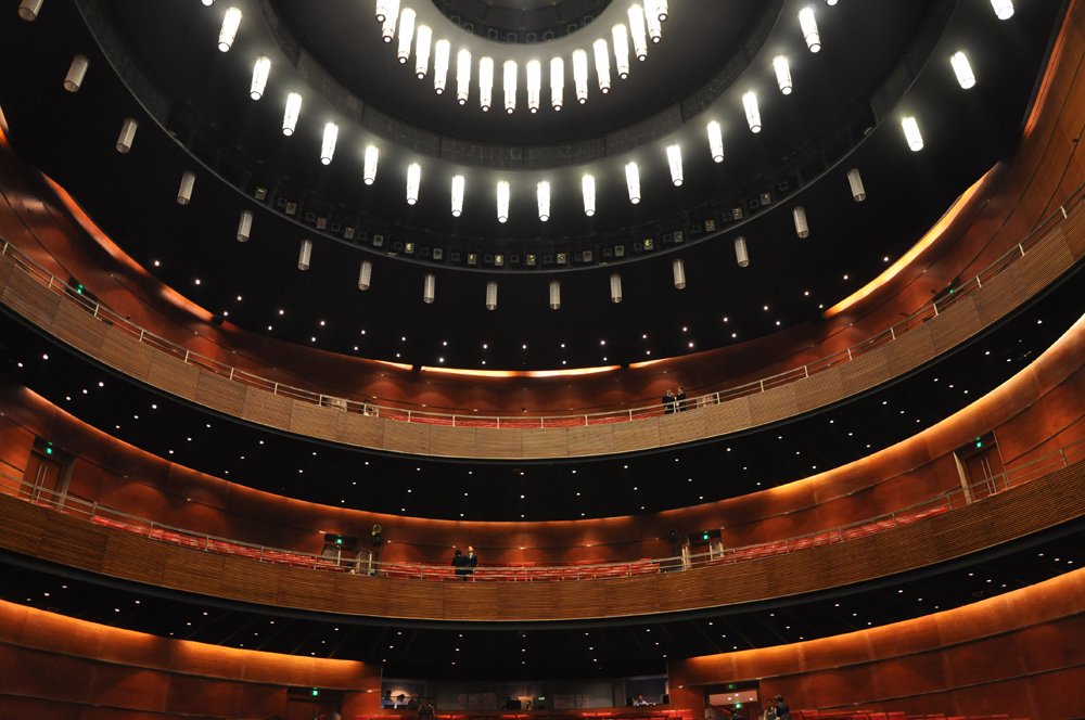 高清:重庆大剧院 世界上独一无二的岸边翡翠_